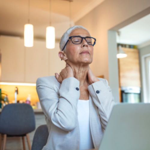 woman with cognitive performance issues in front of her computer